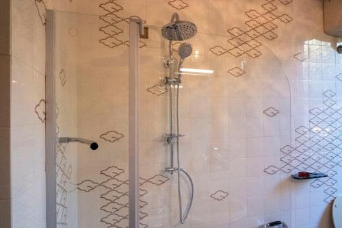 una ducha con puerta de cristal en un baño en Poggio Leporaia, en Lamporecchio