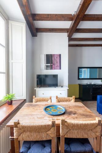 a dining room with a wooden table and chairs at La Maison Des Lions APPARTAMENTI VACANZE accesso diretto alla spiaggia località Amore in Cannobio