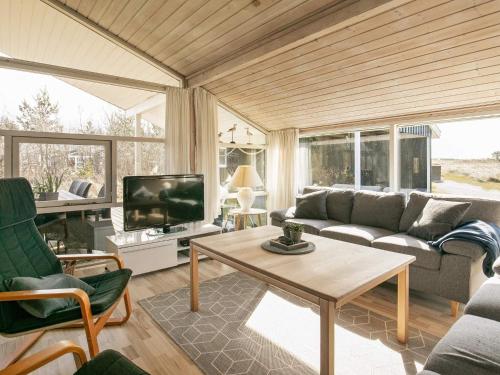 uma sala de estar com um sofá e uma mesa em 6 person holiday home in Blokhus em Blokhus