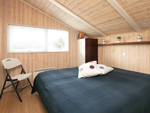 Tempat tidur dalam kamar di Four-Bedroom Holiday home in Blokhus 2