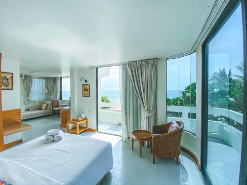 Foto da galeria de Nern Chalet Beachfront Hotel em Hua Hin