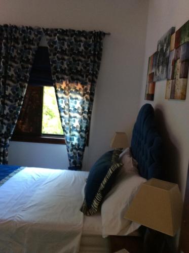 a bedroom with a bed and a window at COTTON HOUSE DE LABRADOR in Labrador
