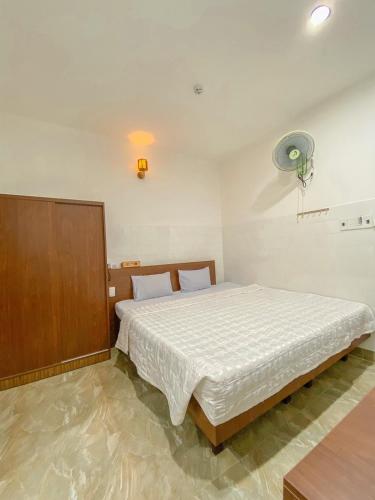 a bedroom with a large bed in a room at Khách sạn Ngọc Bích in Phan Rang