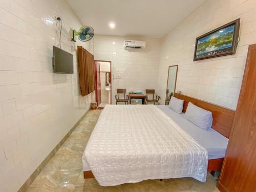 una camera con letto bianco di Khách sạn Ngọc Bích a Phan Rang-Tháp Chàm