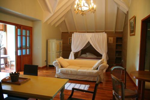 uma sala de estar com um sofá e uma mesa em Demeure de Cap Macon em Takamaka