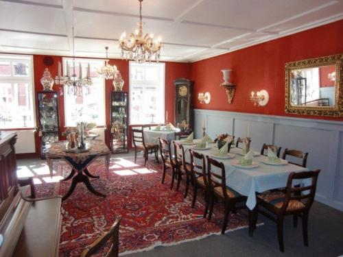 - une salle à manger avec une table et des chaises dans l'établissement Hotel am Glockenturm, à Lüchow