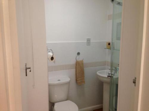 Bathroom sa Room in Guest room - Comfortable Family room with Tv, Free Fast Wifi, Sleeps 4 with 1 Bunk Bed