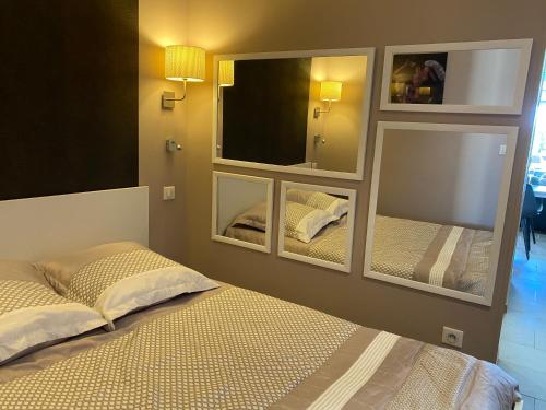 een slaapkamer met een bed met spiegels aan de muur bij Secret Garden Port Nature Village Naturisme 3 étoiles in Cap d'Agde