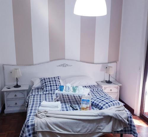 Un pat sau paturi într-o cameră la B&B Napoli Centrale Room&Jacuzzi