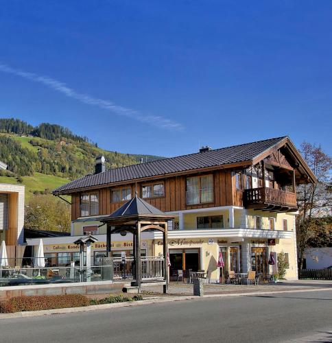 ブラームベルク・アム・ヴィルトコーゲルにあるHaus Seifriedsbergerの正面にガゼボがある大きな建物