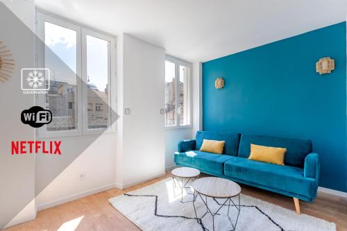 sala de estar con sofá azul y 2 mesas en Confortable T2 climatisé - Canebière & Vieux-Port en Marsella