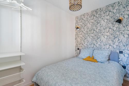 1 dormitorio con cama azul y mural en la pared en Confortable T2 climatisé - Canebière & Vieux-Port en Marsella