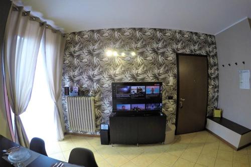 a room with a wall with a television on it at CASA DI MIRCO - AMPIO E MODERNO BILOCALE in Castenedolo