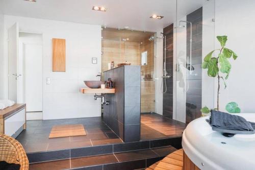 Ванная комната в Guestly Homes - Luxury 9p Villa with 25 sqm Spa & Stunning Views