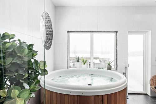 Ванная комната в Guestly Homes - Luxury 9p Villa with 25 sqm Spa & Stunning Views