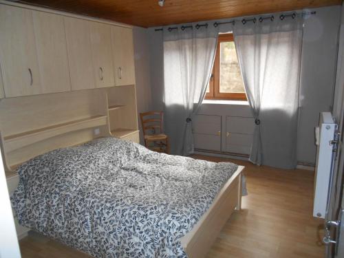 une chambre avec un lit et une fenêtre dans l'établissement Relais de la diligence, à Romanswiller