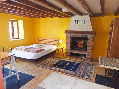 une chambre avec un lit et une cheminée dans l'établissement STUDIO 