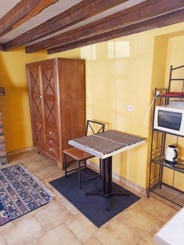 une chambre avec une table et une armoire dans l'établissement STUDIO 