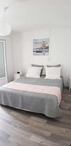 une chambre blanche avec un grand lit dedans dans l'établissement Villa les 2 Oliviers, au Luc