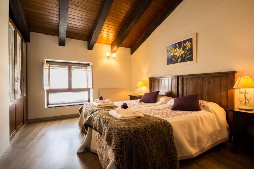 1 dormitorio con 2 camas con personas sentadas sobre ellas en La Casona de Aldealobos en Aldealobos