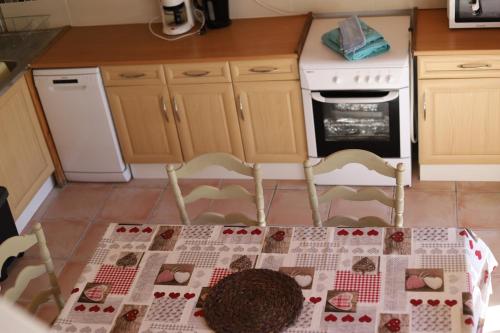 Dapur atau dapur kecil di Gites at Le Prielle
