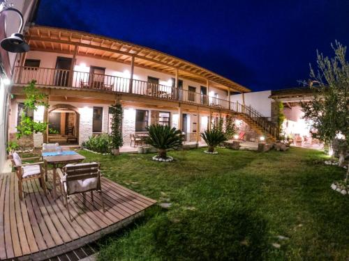 un patio trasero de una casa con terraza de madera en Attalos Suites Hotel en Bergama