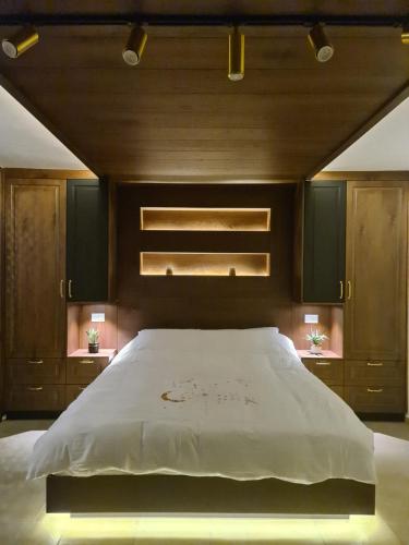 מיטה או מיטות בחדר ב-סוויטת נור Noor Suite