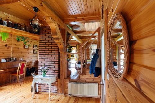 Zimmer mit Holzvertäfelung und einem Tisch in einem Zimmer in der Unterkunft Kurpiowska Chatka in Stanisławowo