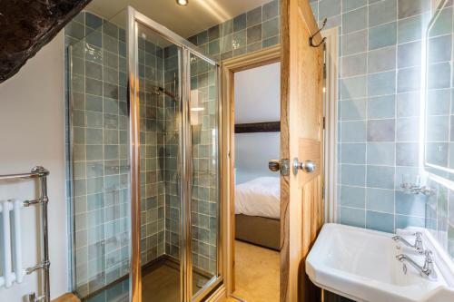 een badkamer met een douche, een wastafel en een spiegel bij The Spirit Vaults in Melbourne