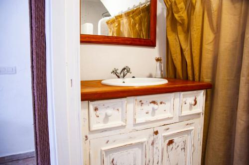 a bathroom with a sink and a mirror at Turquesa Beach&Pool Apartaments in Playa Honda