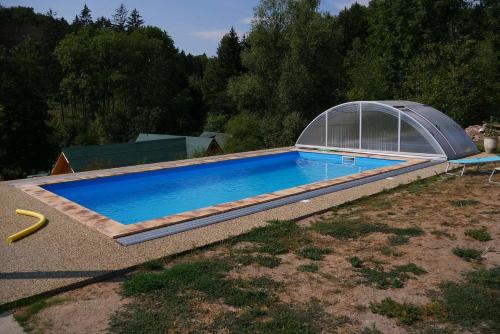 Bazén v ubytování Chalupy Březka nebo v jeho okolí