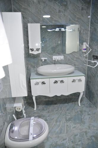 A bathroom at Grand Hotel Van