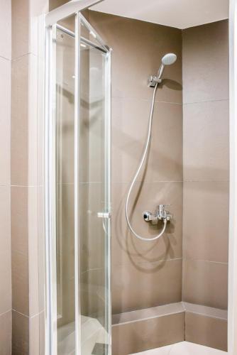 A25 Pristine & Sunny flat with balcony at downtown Athens