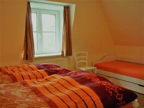 Schlafzimmer mit einem Bett und einem Fenster in der Unterkunft Schleisicht in Winnemark