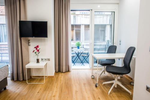 A25 Pristine & Sunny flat with balcony at downtown Athens