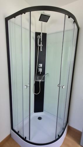 d'une cabine en verre avec douche dans la chambre dans l'établissement La Cabane de Fierville, à Fierville-les-Parcs