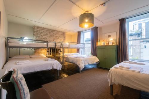 Ein Bett oder Betten in einem Zimmer der Unterkunft Georgian Loft Apartment