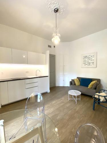 un salon avec un canapé et une table dans l'établissement T2 Montpellier centre, climatisé, à Montpellier