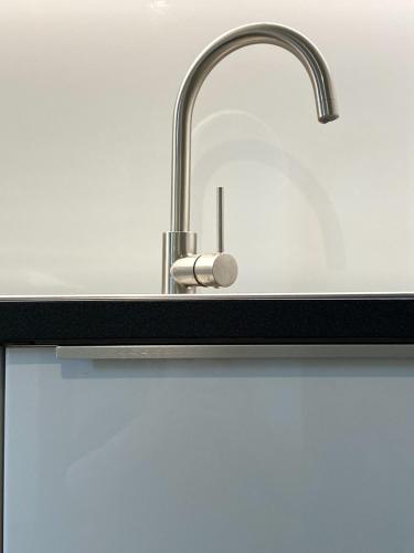 d'un évier avec un robinet en acier inoxydable. dans l'établissement T2 Montpellier centre, climatisé, à Montpellier