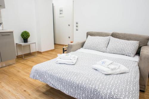 ein Schlafzimmer mit einem Bett mit Handtüchern darauf in der Unterkunft Α26 Pristine & modern flat near Monastiraki square in Athens in Athen