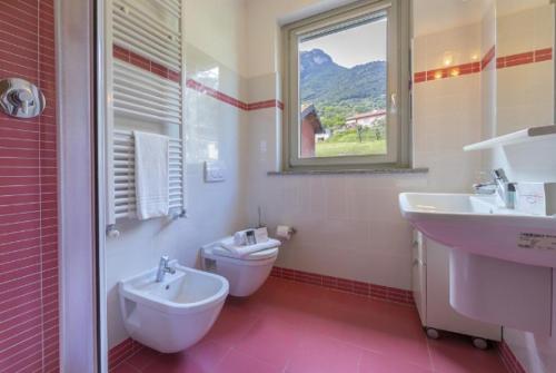 Et badeværelse på Residence Belvedere Apartment Volesio