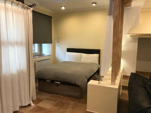 une chambre avec un lit dans une pièce dans l'établissement Hibiscus House, à Carcassonne