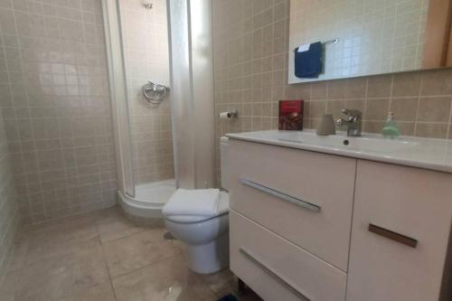 ein Badezimmer mit Toilette, Waschbecken und Dusche in der Unterkunft ESPAGNE, MANILVA, ANDALOUSIE , PENTHOUSE VUE MER 7 PERSONNES in Manilva