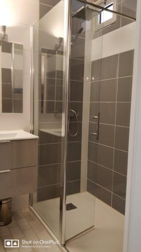 une douche avec une porte vitrée dans une salle de bain dans l'établissement STUDIO RDJ TERRASSE PISCINE SANARY SUR MER, à Sanary-sur-Mer