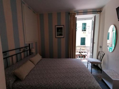 een slaapkamer met een groot bed en een raam bij L'Antica Terrazza in Monterosso al Mare