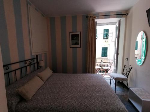 a bedroom with a large bed and a window at L'Antica Terrazza in Monterosso al Mare