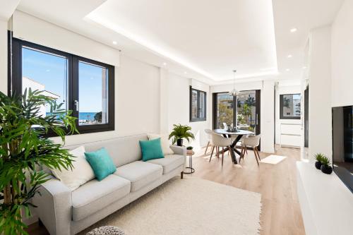 un soggiorno con divano e tavolo di Sunny modern Apartment Perfect located a Estepona