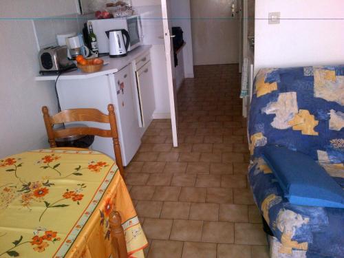 a small room with a bed and a kitchen at Appartement 4 personnes 5mn plage Piscine wifi parking in La Seyne-sur-Mer