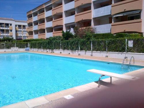 une grande piscine devant un immeuble dans l'établissement Appartement 4 personnes 5mn plage Piscine wifi parking, à La Seyne-sur-Mer