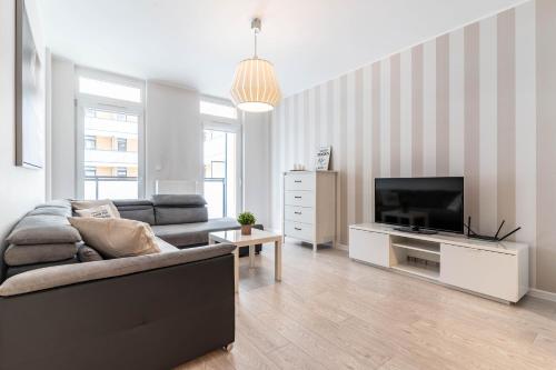 TV a/nebo společenská místnost v ubytování WrocApartments StarCenter - Parking Free